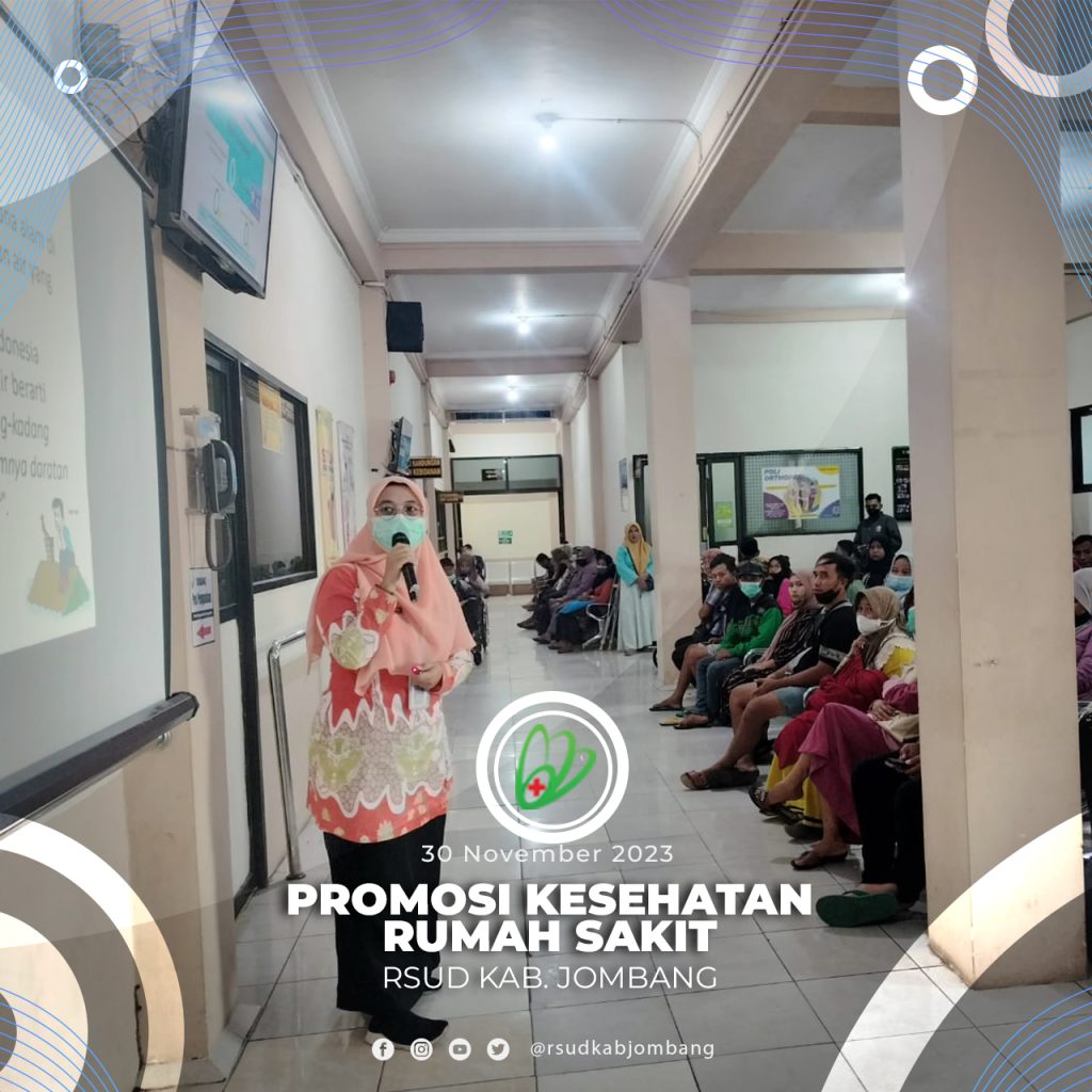 Pelaksanaan kegiatan promosi kesehatan rumah sakit (PKRS) dengan narasumber dari Unit K3RS (Kesehatan dan Keselamatan Kerja Rumah Sakit), dan Tim PPI (Pencegahan dan Pengendalian Infeksi) RSUD Kabupaten Jombang di ruang tunggu rawat jalan, Kamis (30/11/2023).